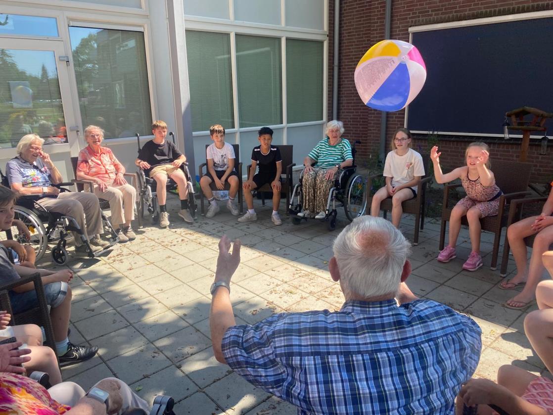 Activiteiten met ouderen op het schoolplein van obs De Dennenkamp in Ommen. Activiteiten met ouderen op het schoolplein van obs De Dennenkamp in Ommen.