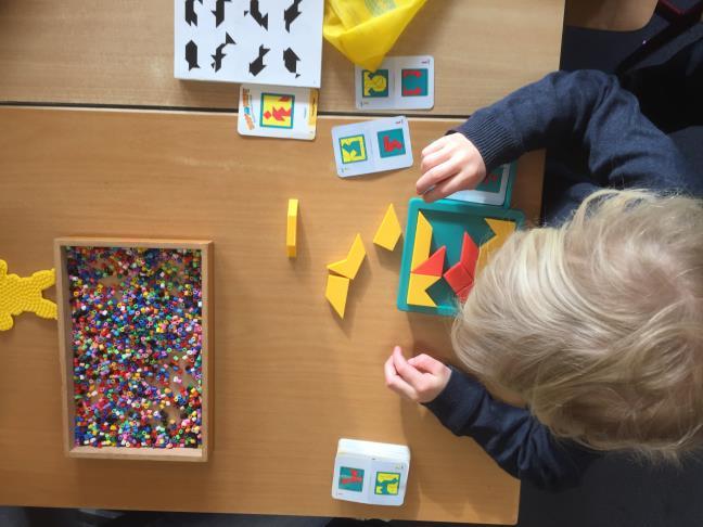 Activiteiten met vormpjes en kralen op de tafel in Dorpsschool Halle. Activiteiten met vormpjes en kralen op de tafel in Dorpsschool Halle.