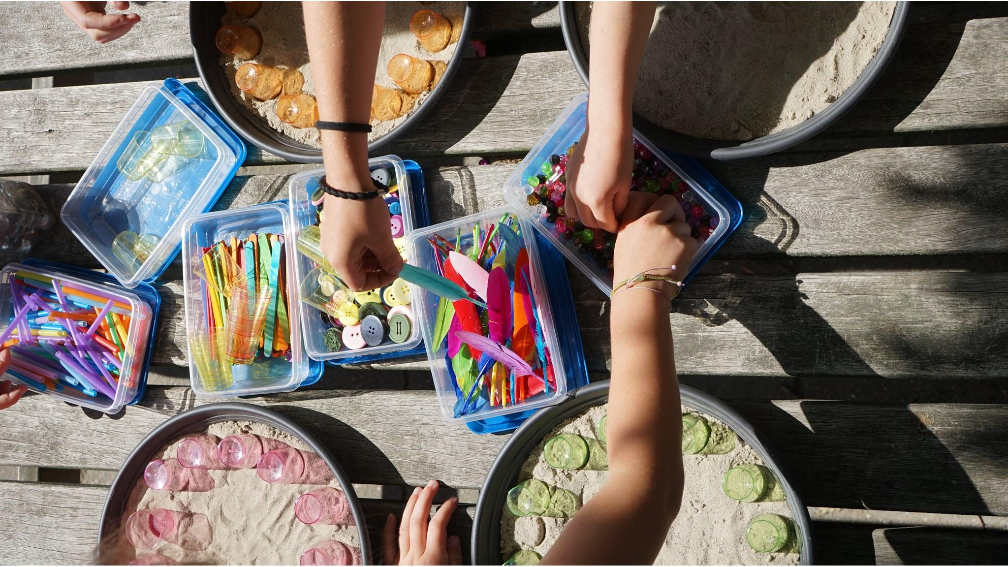Activiteiten op het schoolplein van IKC BinnensteBuiten in Tricht met diverse knutselmaterialen. Activiteiten op het schoolplein van IKC BinnensteBuiten in Tricht met diverse knutselmaterialen.