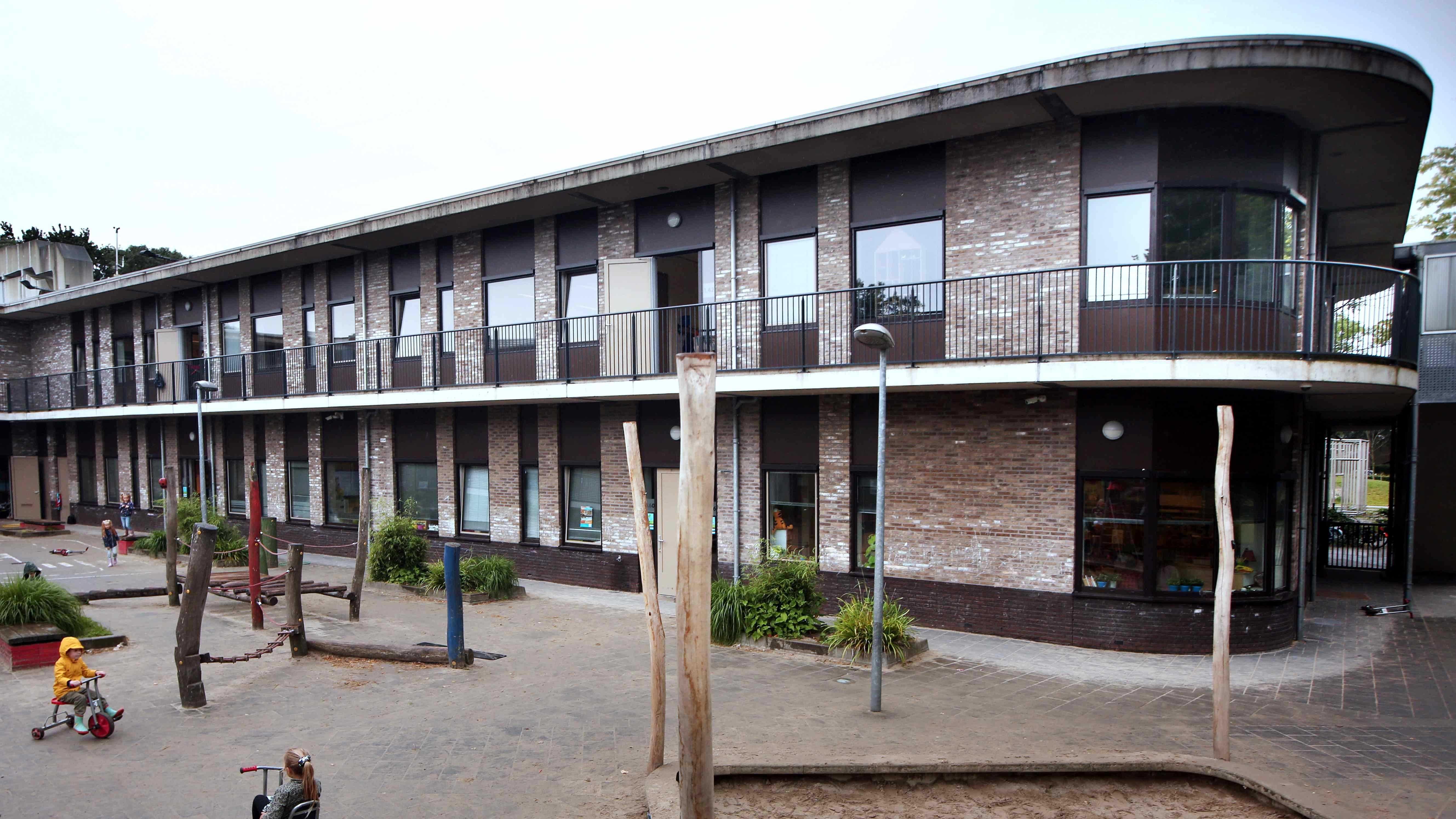 Afbeelding van Basisschool De Springplank in Etten-Leur met het schoolplein en speeltoestellen voor kinderen. Afbeelding van Basisschool De Springplank in Etten-Leur met het schoolplein en speeltoestellen voor kinderen.