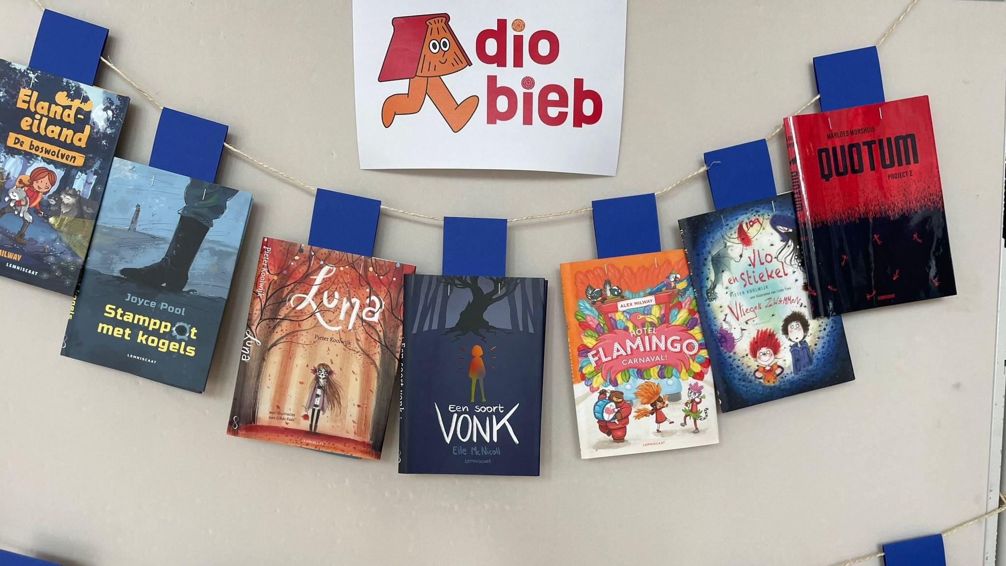 Afbeelding van boeken die hangen aan een lijn in de bibliotheek van Basisschool St Dionysius in Schinnen. Afbeelding van boeken die hangen aan een lijn in de bibliotheek van Basisschool St Dionysius in Schinnen.