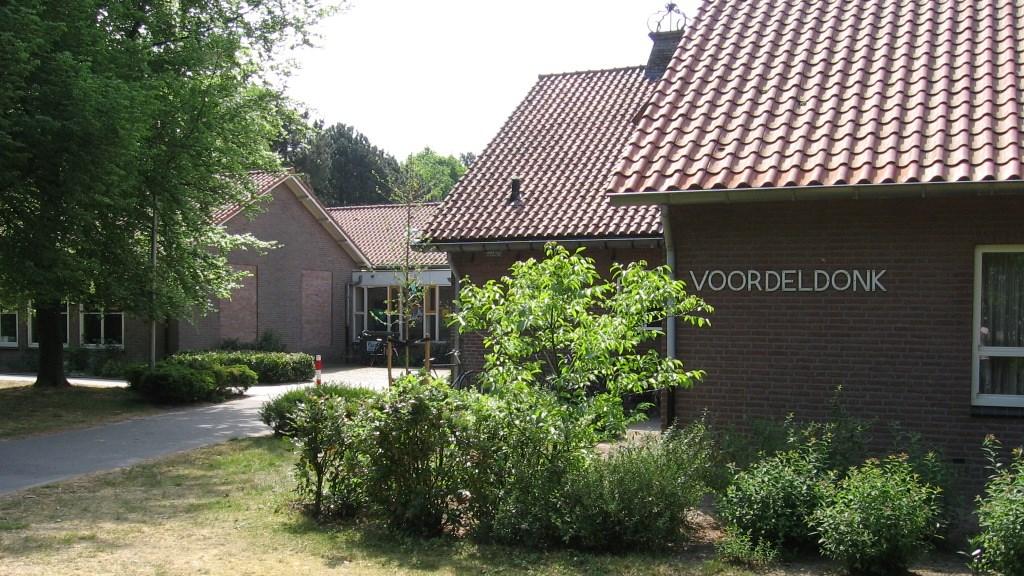 Afbeelding van de Basisschool Voordeldonk in Asten met een groene omgeving en een duidelijk zichtbare naam. Afbeelding van de Basisschool Voordeldonk in Asten met een groene omgeving en een duidelijk zichtbare naam.