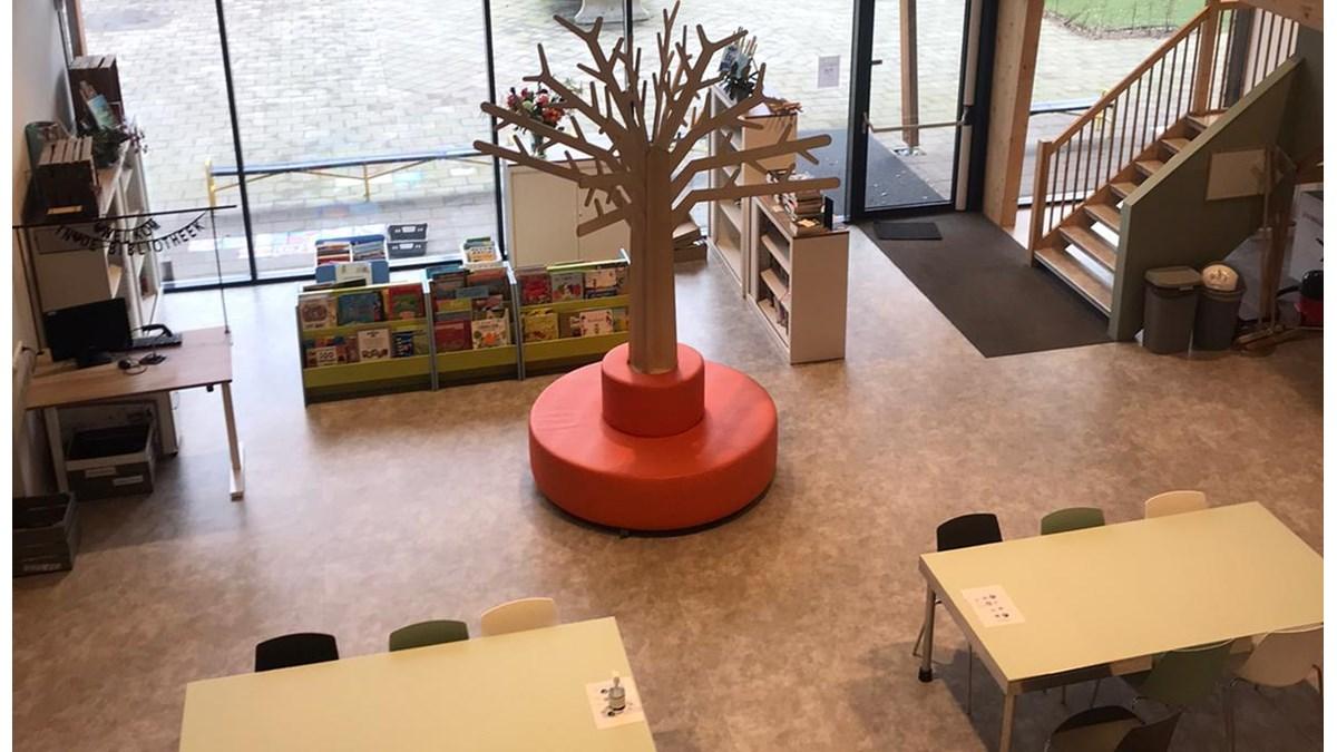 Afbeelding van de binnenruimte van RKB Ter Does in Hoogmade met een boomstructuur en tafels. Afbeelding van de binnenruimte van RKB Ter Does in Hoogmade met een boomstructuur en tafels.