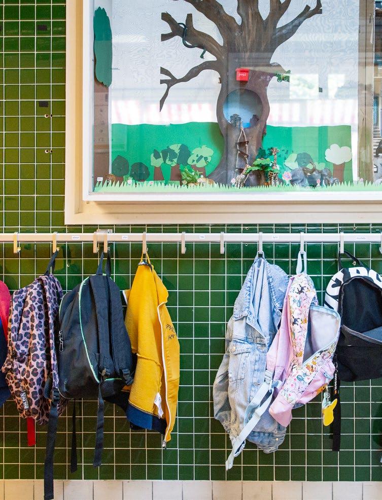 Afbeelding van de gekleurde rugzakken en kleding aan de haakjes in De Alk, Alkmaar. Afbeelding van de gekleurde rugzakken en kleding aan de haakjes in De Alk, Alkmaar.
