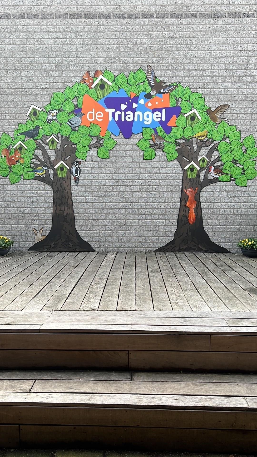 Afbeelding van de kleurrijke muren met tekeningen van bomen en dieren bij de schoolplein van De Triangel in Den Haag. Afbeelding van de kleurrijke muren met tekeningen van bomen en dieren bij de schoolplein van De Triangel in Den Haag.