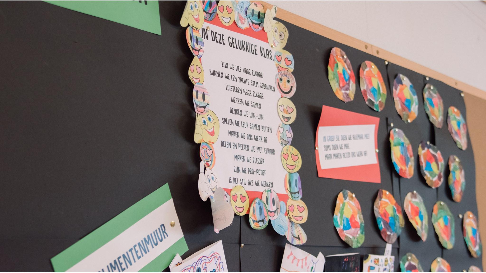 Afbeelding van de kleurrijke wand met regels en kunstwerken in de klas van Het Mozaïek in Alphen aan den Rijn. Afbeelding van de kleurrijke wand met regels en kunstwerken in de klas van Het Mozaïek in Alphen aan den Rijn.