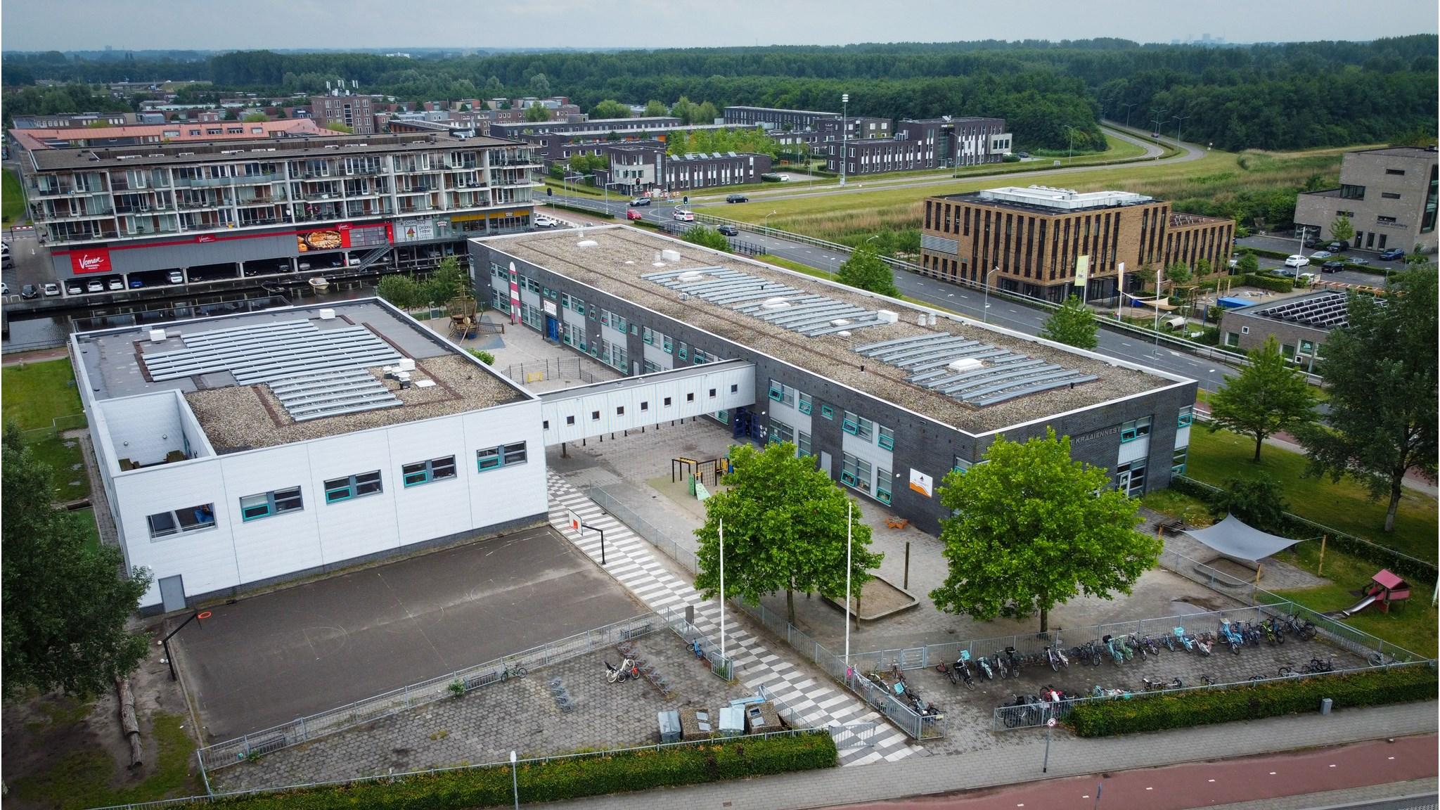 Afbeelding van de Oecumenische Daltonschool De Windwijzer in Almere met het schoolplein en omgeving. Afbeelding van de Oecumenische Daltonschool De Windwijzer in Almere met het schoolplein en omgeving.