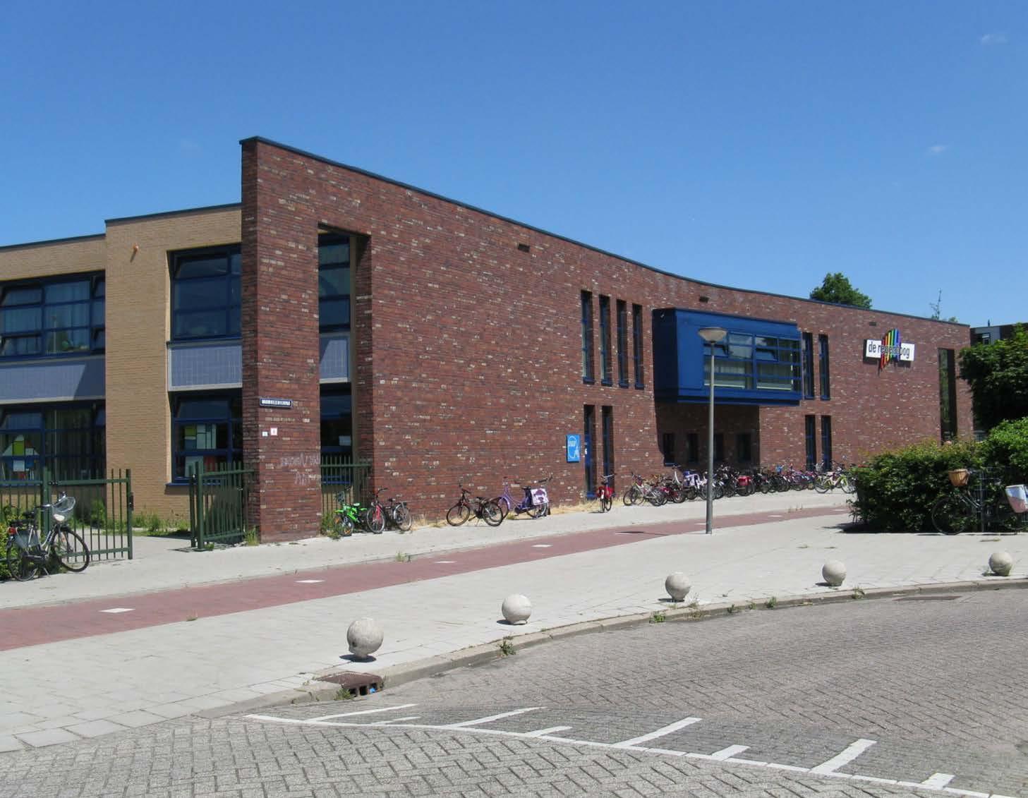 Afbeelding van de Prins Mauritsschool in Delft met een duidelijk zicht op de ingang en fietsenstalling. Afbeelding van de Prins Mauritsschool in Delft met een duidelijk zicht op de ingang en fietsenstalling.