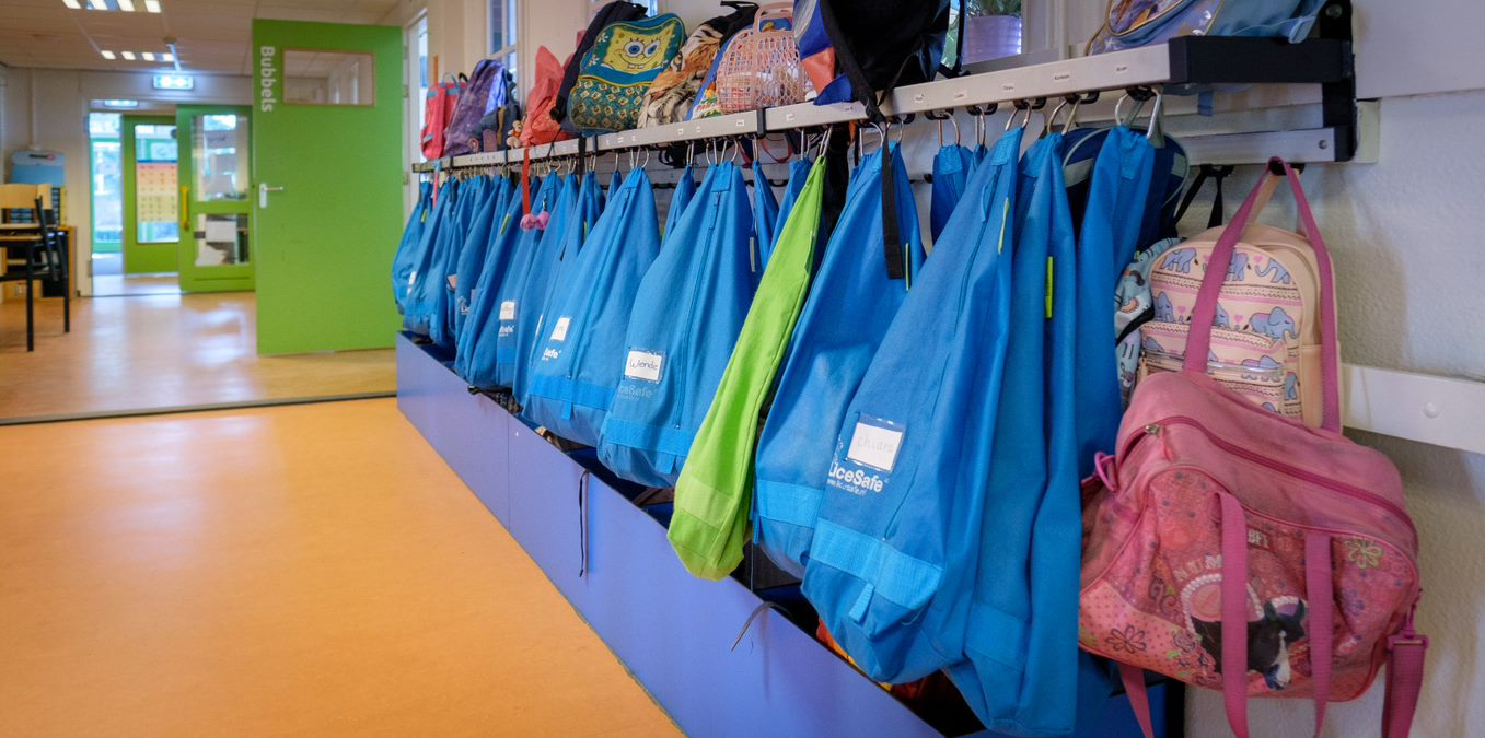 Afbeelding van de rugzakken van leerlingen aan de muur in Openbare Basisschool De Tweemaster in Pijnacker. Afbeelding van de rugzakken van leerlingen aan de muur in Openbare Basisschool De Tweemaster in Pijnacker.