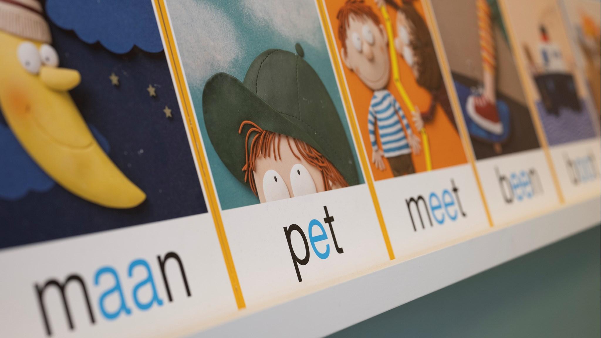 Afbeelding van educatieve materialen met woorden in het klaslokaal van de Voorweg Basisschool in Heemstede. Afbeelding van educatieve materialen met woorden in het klaslokaal van de Voorweg Basisschool in Heemstede.