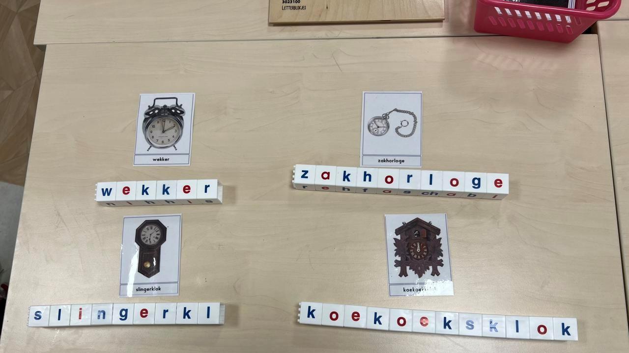 Afbeelding van educatieve materialen over klokken in de klas van O.B.S. De Punter in Giethoorn.