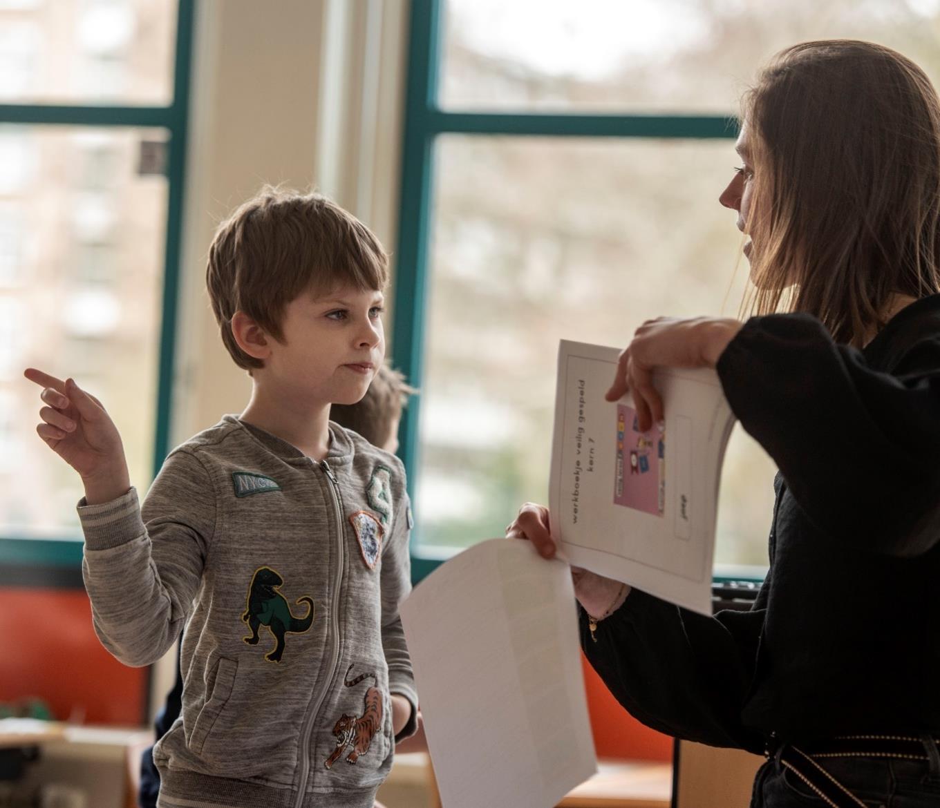 Afbeelding van een kind dat met een leraar communiceert in 'Het Mozaïek' in Almelo. Afbeelding van een kind dat met een leraar communiceert in 'Het Mozaïek' in Almelo.