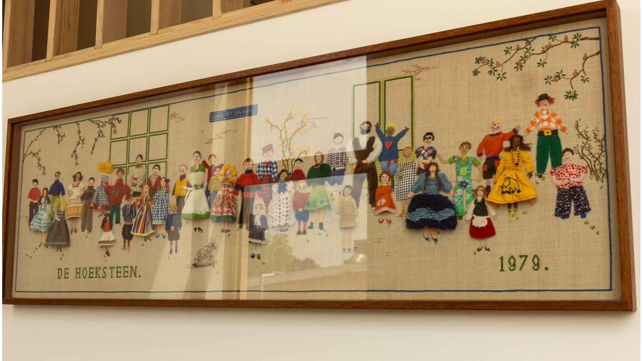 Afbeelding van een kunstwerk met handgemaakte poppen ter ere van CBS De Hoeksteen in Spijk (Gem. West Betuwe), gemaakt in 1979. Afbeelding van een kunstwerk met handgemaakte poppen ter ere van CBS De Hoeksteen in Spijk (Gem. West Betuwe), gemaakt in 1979.