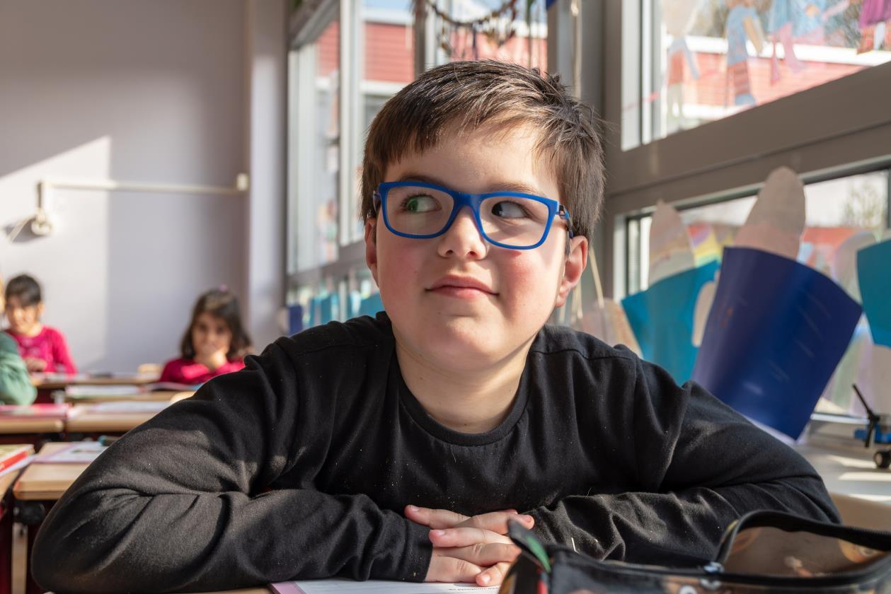 Afbeelding van een leerling met bril in de klas van RK Basisschool St Anna in Zundert. Afbeelding van een leerling met bril in de klas van RK Basisschool St Anna in Zundert.