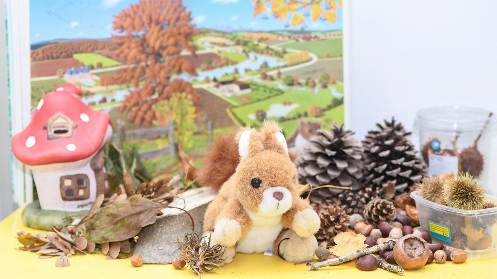 Afbeelding van een schattige eekhoornknuffel en herfstmaterialen op de tafel van Kaleidoscoop in Zeewolde. Afbeelding van een schattige eekhoornknuffel en herfstmaterialen op de tafel van Kaleidoscoop in Zeewolde.