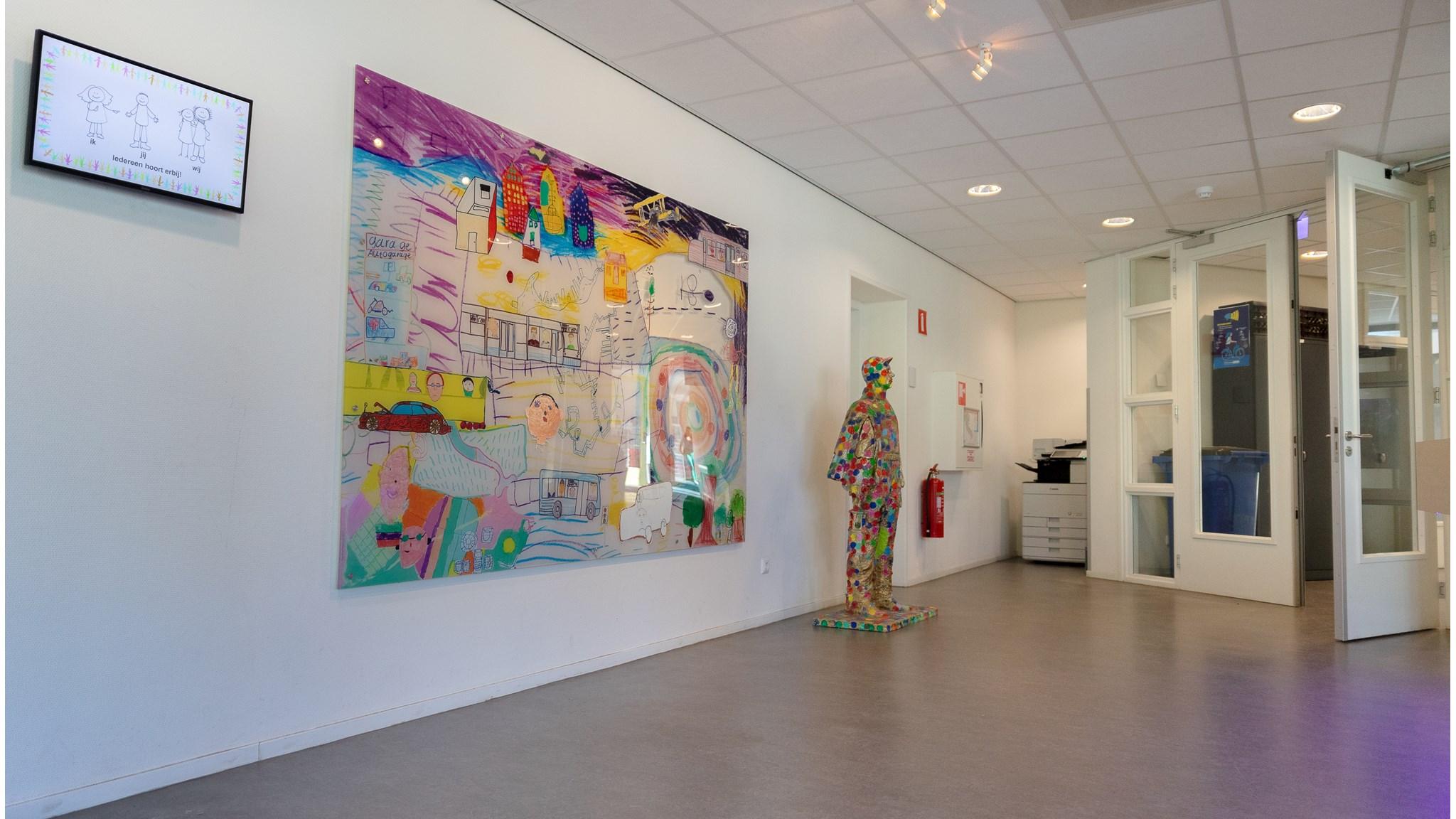 Afbeelding van het interieur van VSO St. Jan Baptist in Kerkrade, met kleurrijke kindertekeningen en een kunstobject. Afbeelding van het interieur van VSO St. Jan Baptist in Kerkrade, met kleurrijke kindertekeningen en een kunstobject.