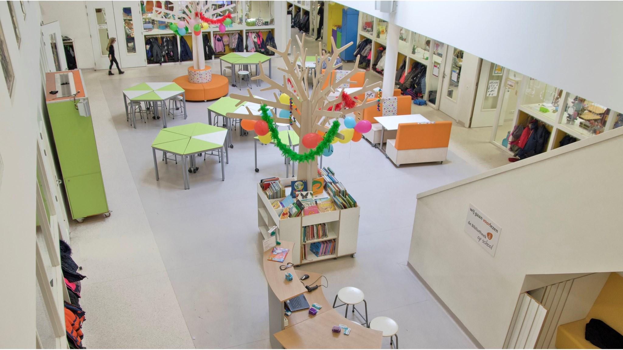 Afbeelding van het kleurrijke leerplein van KOC De Brakken in Rijen, met speelse inrichting en boekenplank. Afbeelding van het kleurrijke leerplein van KOC De Brakken in Rijen, met speelse inrichting en boekenplank.