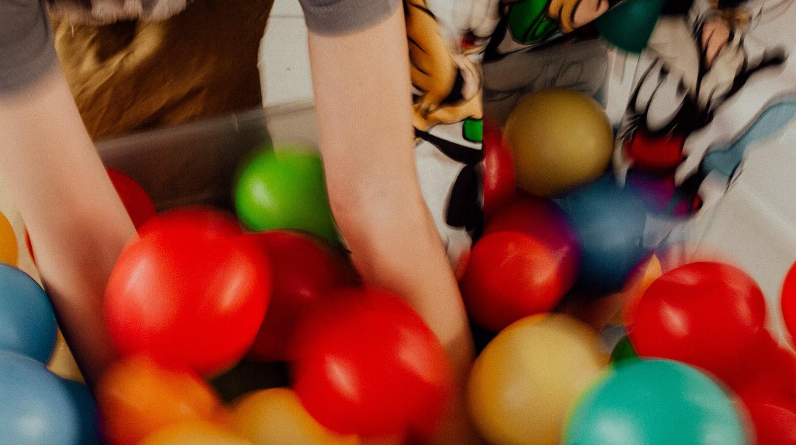 Afbeelding van het schoolplein aan De Ieme in Veghel met kinderen die spelen met gekleurde ballen. Afbeelding van het schoolplein aan De Ieme in Veghel met kinderen die spelen met gekleurde ballen.