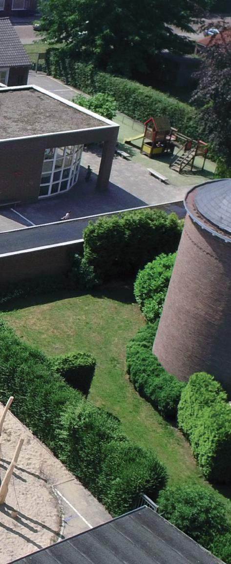 Afbeelding van het schoolplein van Gereformeerde Basisschool De Fakkel in Almelo. Afbeelding van het schoolplein van Gereformeerde Basisschool De Fakkel in Almelo.