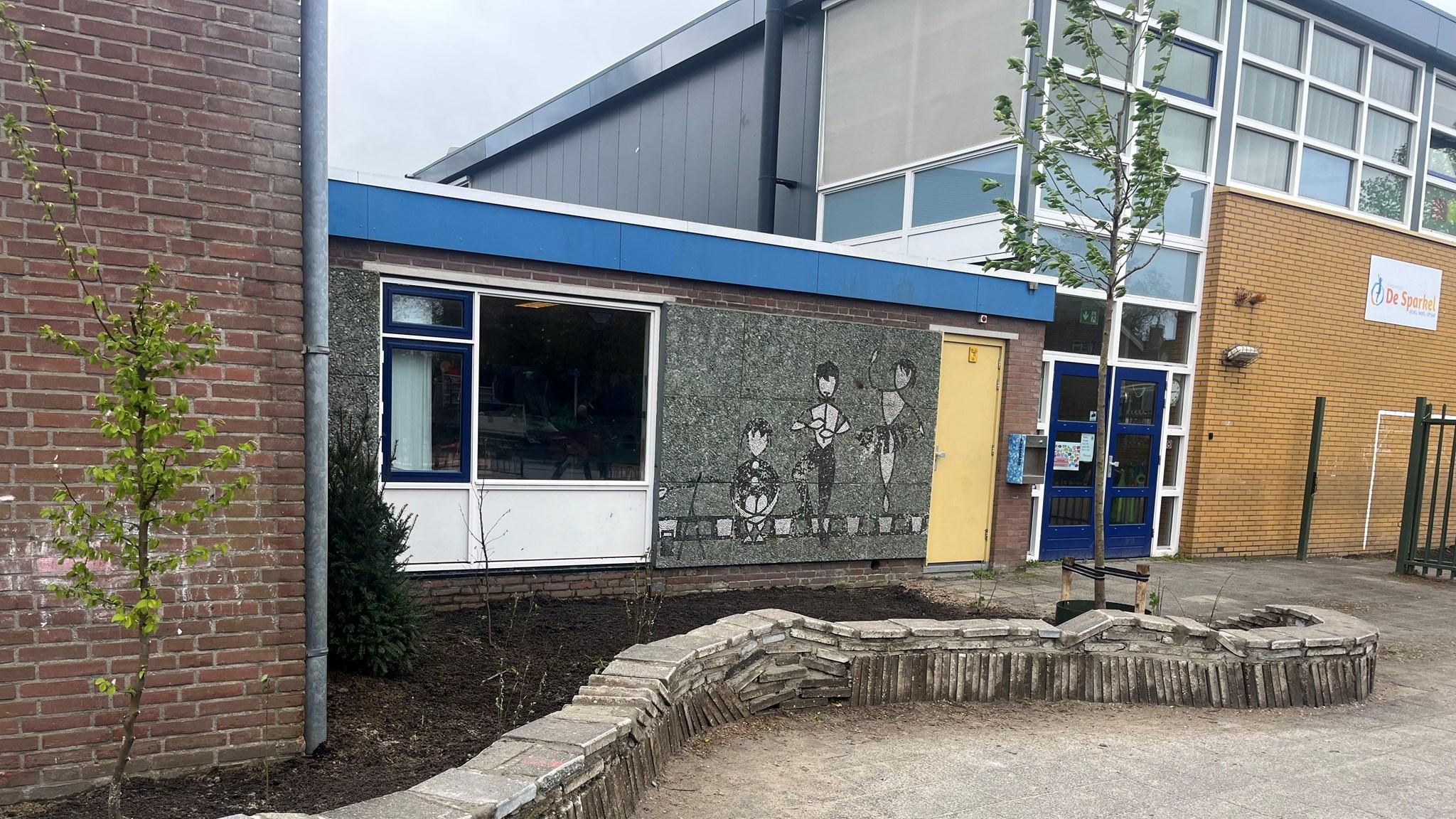 Afbeelding van kindcentrum De Sparkel in Beverwijk met een muurschildering en het schoolplein. Afbeelding van kindcentrum De Sparkel in Beverwijk met een muurschildering en het schoolplein.