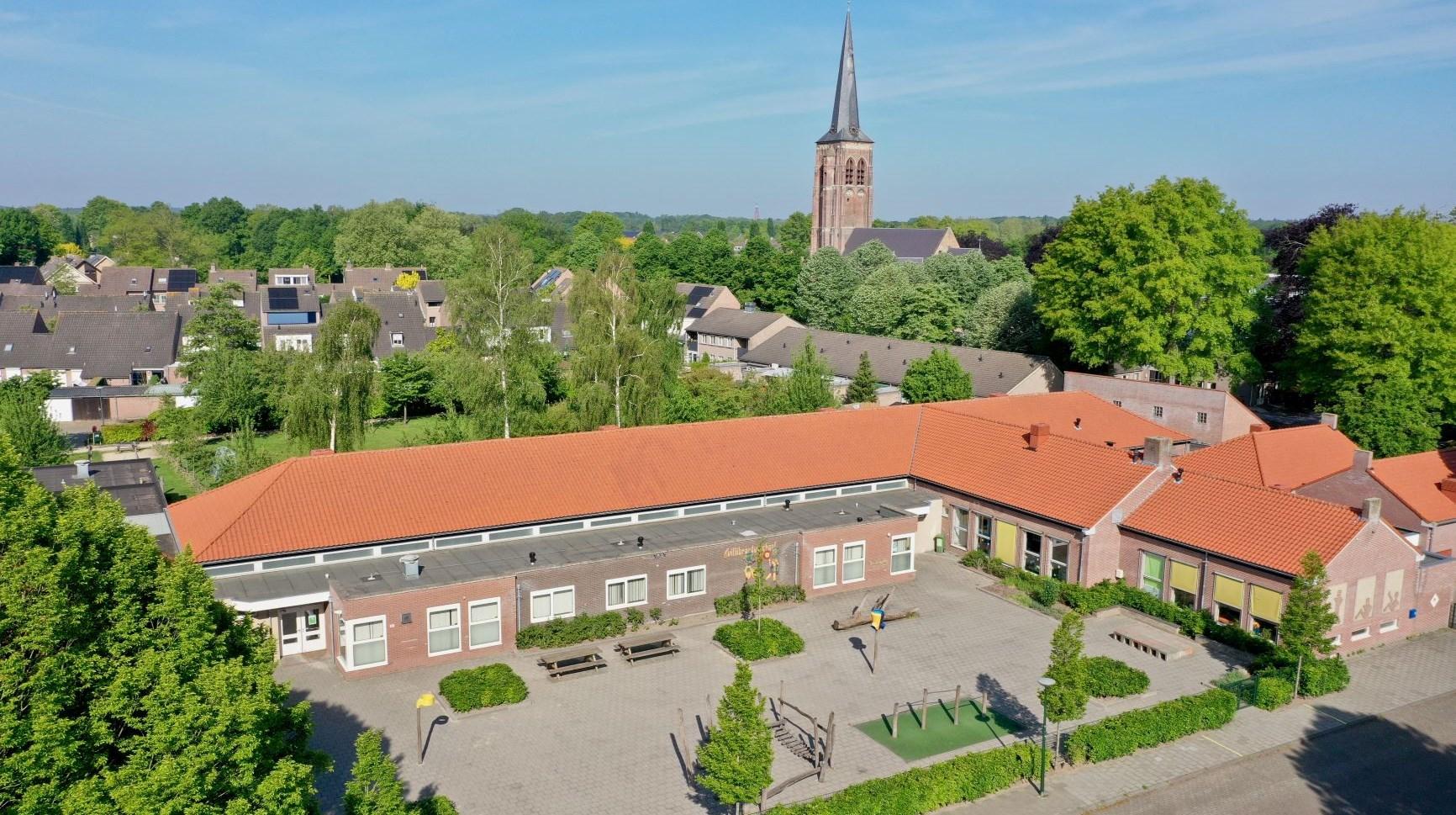 Afbeelding van Kindcentrum Willibrordus opvang & onderwijs in Diessen met een duidelijk zichtbaar schoolplein en omliggende huizen. Afbeelding van Kindcentrum Willibrordus opvang & onderwijs in Diessen met een duidelijk zichtbaar schoolplein en omliggende huizen.