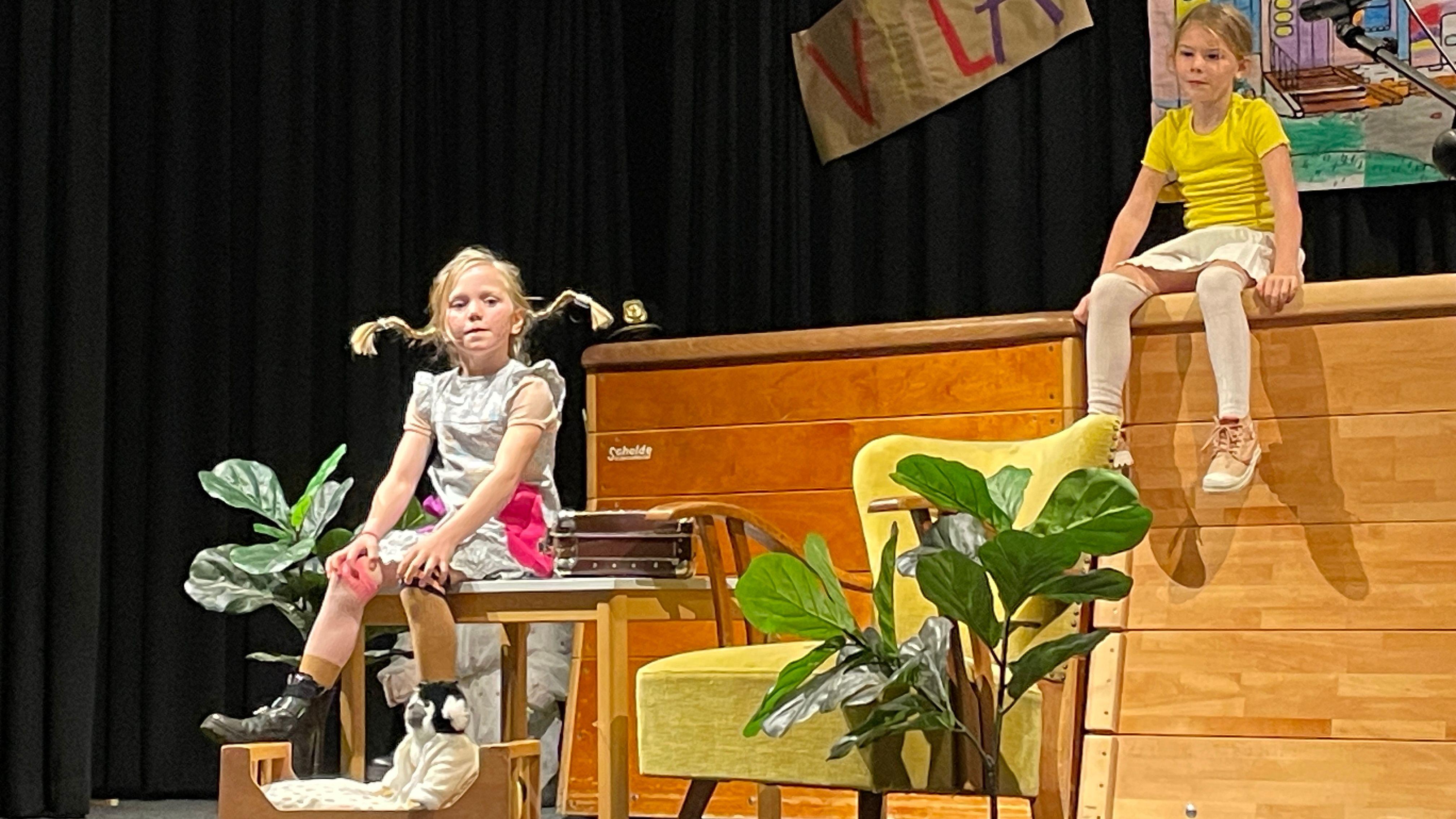 Afbeelding van kinderen die een opvoering presenteren op Openbare Basisschool de Trede in Haule. Afbeelding van kinderen die een opvoering presenteren op Openbare Basisschool de Trede in Haule.