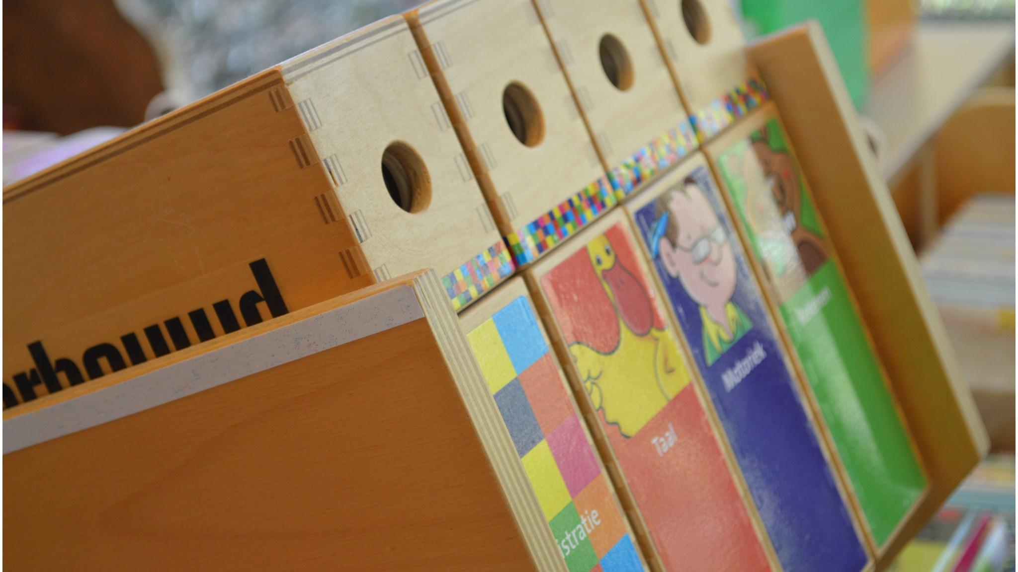Afbeelding van kleurrijke educatieve boeken en materialen in de klas van Basisschool De Flint in Ekehaar. Afbeelding van kleurrijke educatieve boeken en materialen in de klas van Basisschool De Flint in Ekehaar.