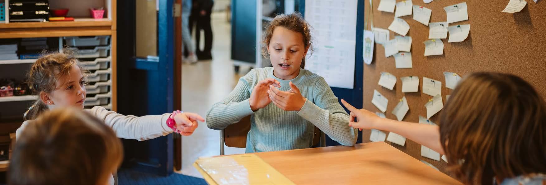 Afbeelding van leerlingen die samenwerken aan een activiteit in de klas van Openbare Basisschool De Bogerd in Rossum (Gelderland). Afbeelding van leerlingen die samenwerken aan een activiteit in de klas van Openbare Basisschool De Bogerd in Rossum (Gelderland).