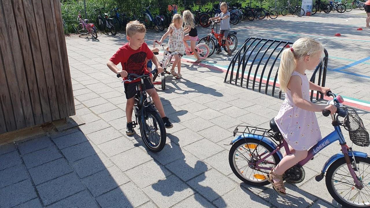 Afbeelding van leerlingen van de Christelijke Basisschool De Regenboog in Reeuwijk die samen spelen in de klas. Afbeelding van leerlingen van de Christelijke Basisschool De Regenboog in Reeuwijk die samen spelen in de klas.