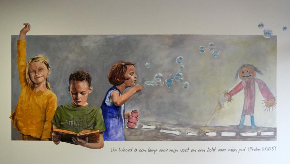 Afbeelding van leerlingen van de Willem Farelschool in Hoevelaken, die spelen en leren, met een inspirerende tekst uit de Bijbel. Afbeelding van leerlingen van de Willem Farelschool in Hoevelaken, die spelen en leren, met een inspirerende tekst uit de Bijbel.