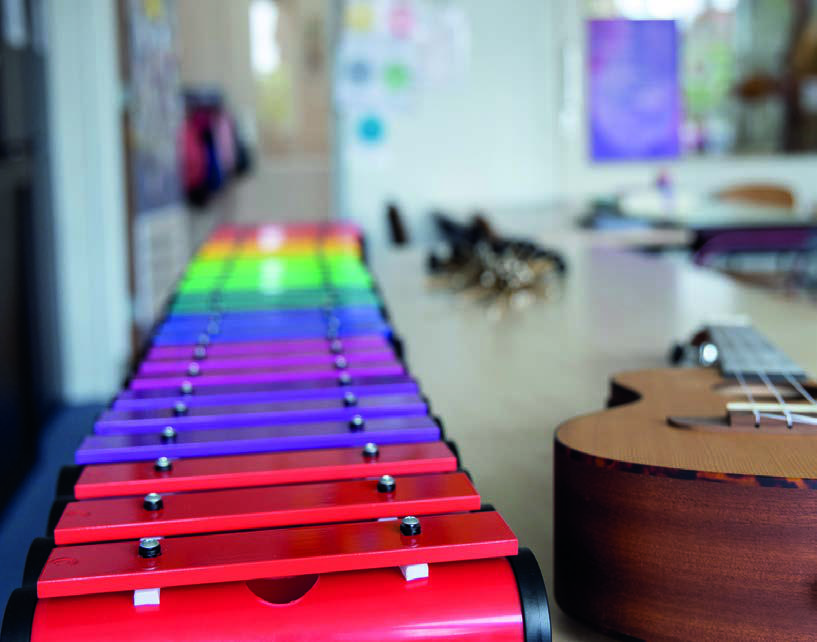Afbeelding van muziekinstrumenten, zoals een xylofoon en een ukelele, in het Christelijk Kindcentrum Ichthus in Genemuiden. Afbeelding van muziekinstrumenten, zoals een xylofoon en een ukelele, in het Christelijk Kindcentrum Ichthus in Genemuiden.