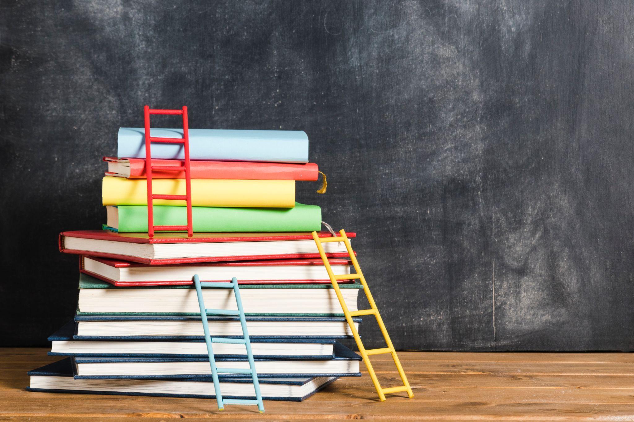 Afbeelding van stapels boeken met ladders, vertegenwoordigt het leerproces bij Christelijke Basisschool de Bongerd in Ridderkerk. Afbeelding van stapels boeken met ladders, vertegenwoordigt het leerproces bij Christelijke Basisschool de Bongerd in Ridderkerk.