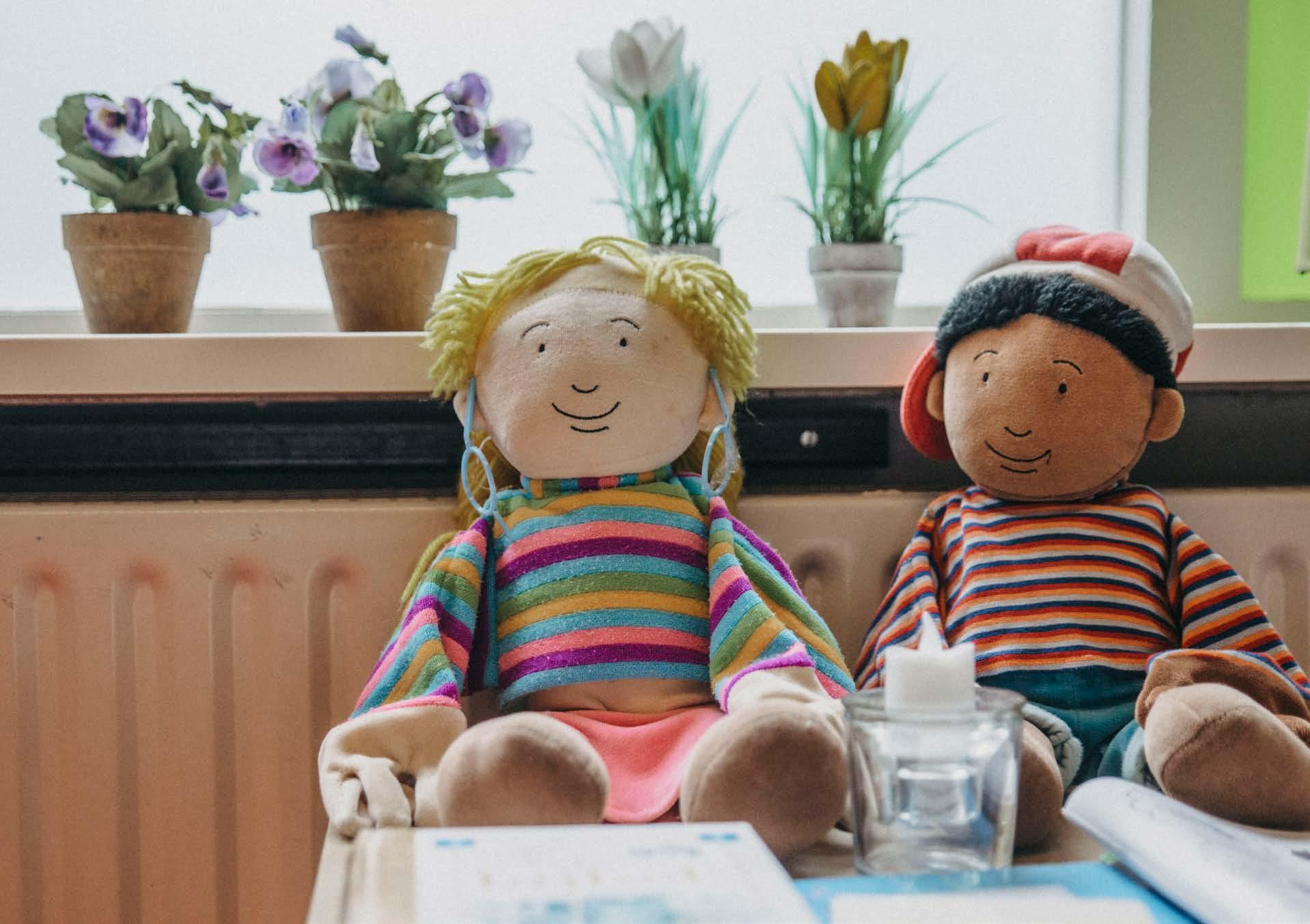 Afbeelding van twee handpoppen op de Christelijke Basisschool de Roerganger in Heerenveen. Afbeelding van twee handpoppen op de Christelijke Basisschool de Roerganger in Heerenveen.