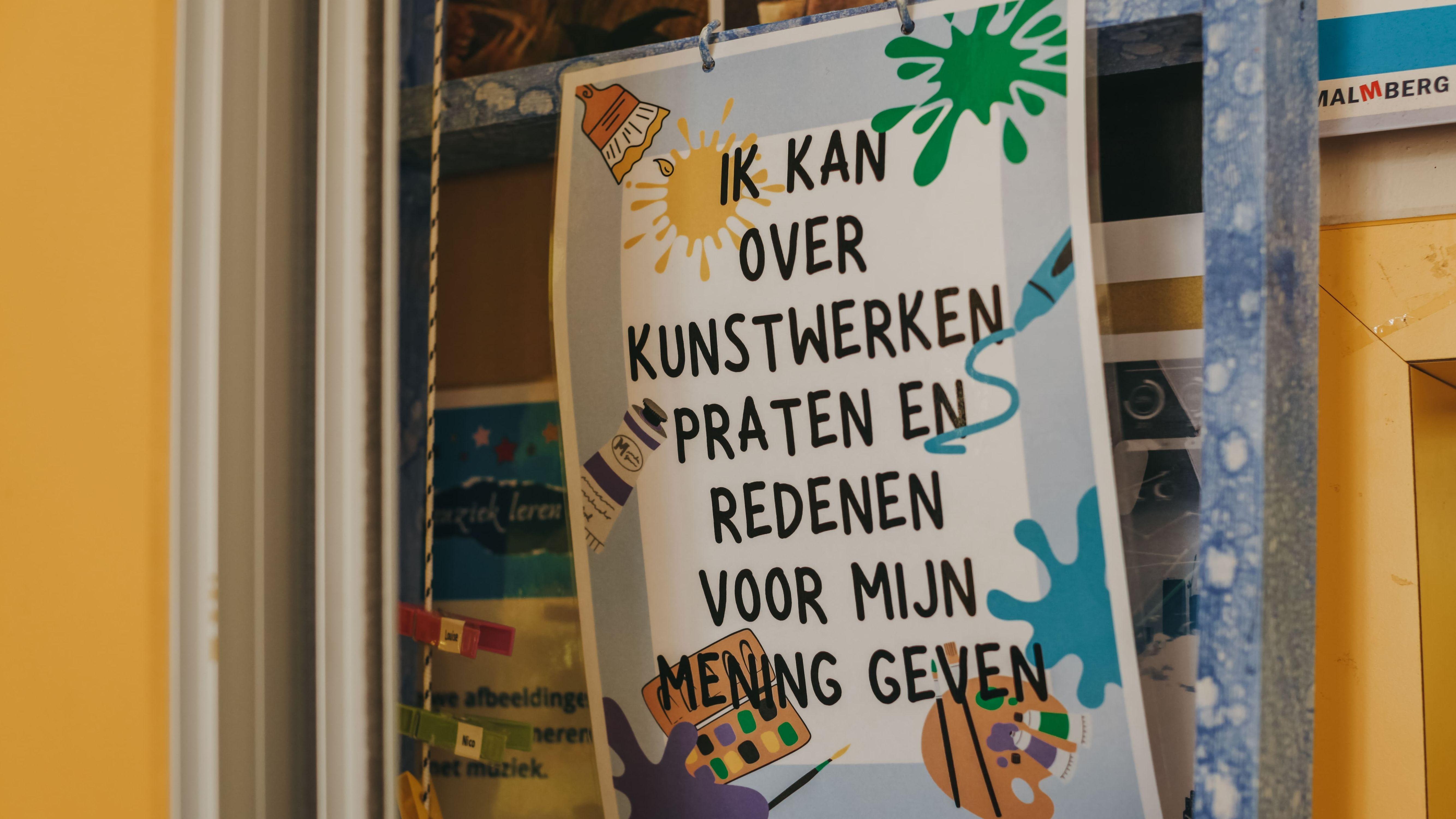 Affiche in Openbare Basisschool De Kustschool in Cadzand met de tekst "Ik kan over kunstwerken praten en redeneren voor mijn mening geven". Affiche in Openbare Basisschool De Kustschool in Cadzand met de tekst "Ik kan over kunstwerken praten en redeneren voor mijn mening geven".