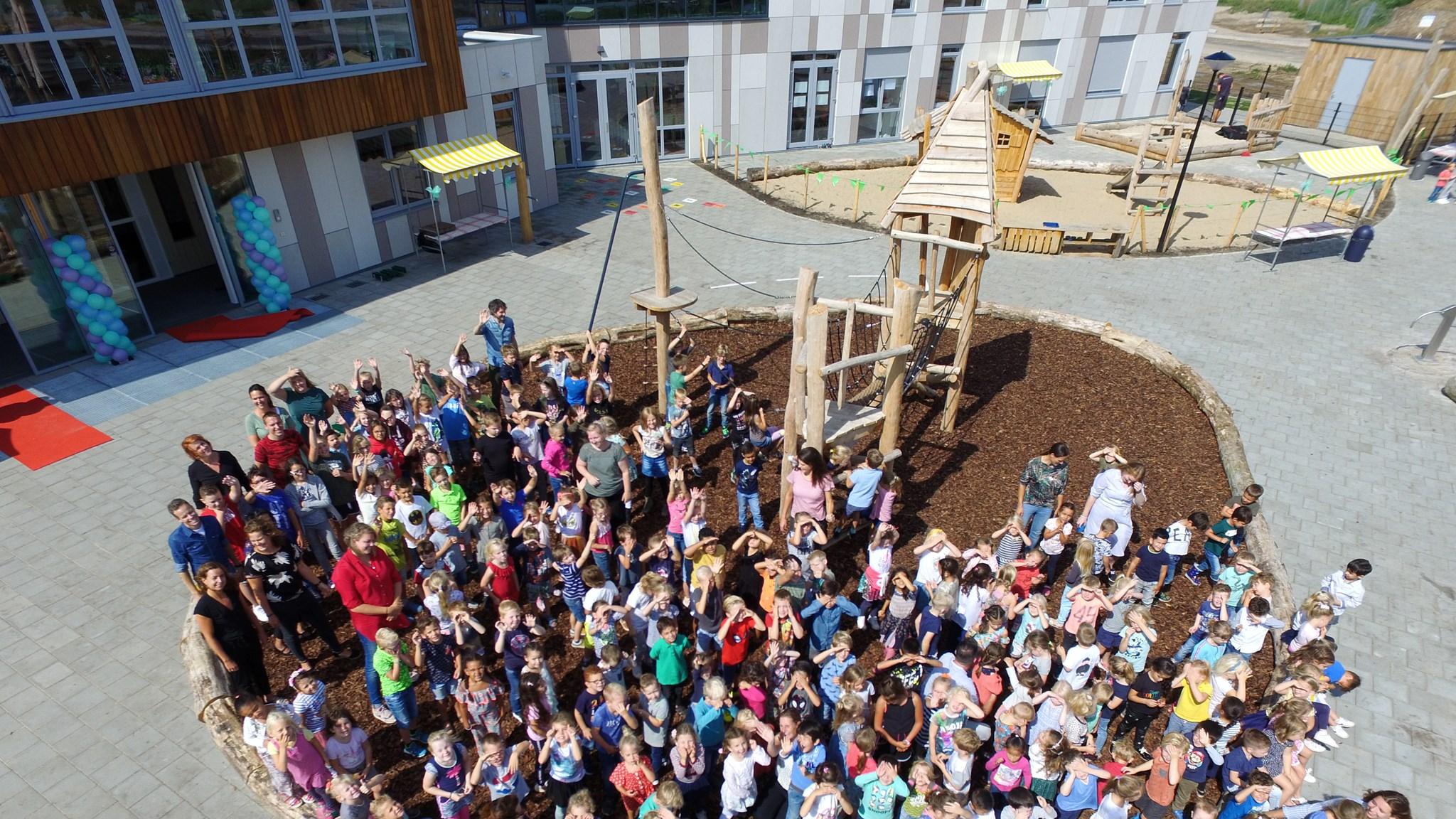 Alle leerlingen staan verzameld op het schoolplein van Kindcentrum De Uitdaging in Nijmegen. Alle leerlingen staan verzameld op het schoolplein van Kindcentrum De Uitdaging in Nijmegen.