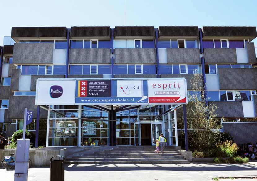 Amsterdam International Community School (AICS) in Amsterdam met een duidelijk zicht op de ingang van de school. Amsterdam International Community School (AICS) in Amsterdam met een duidelijk zicht op de ingang van de school.