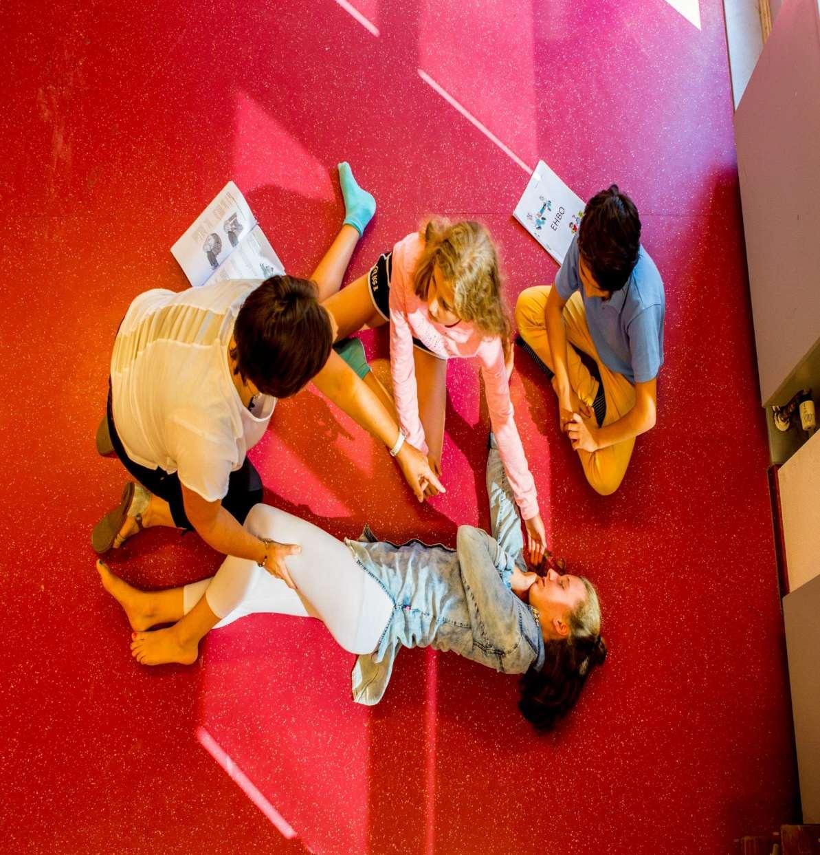 Antoniusschool in Kudelstaart: leerlingen zijn actief betrokken in een groepsactiviteit op de vloer. Antoniusschool in Kudelstaart: leerlingen zijn actief betrokken in een groepsactiviteit op de vloer.