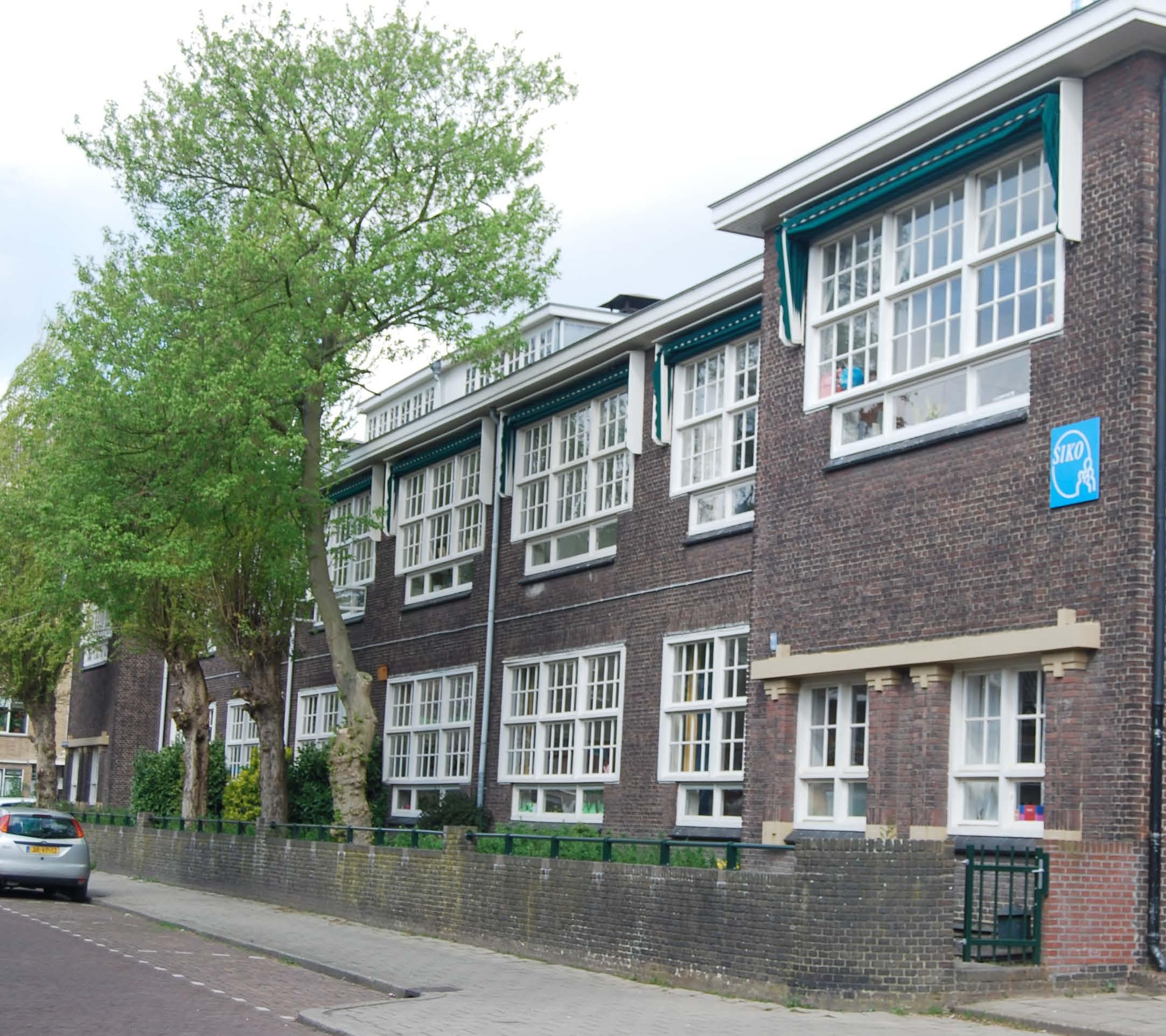 Avonturijn in Vlaardingen, een school met een karakteristiek gevel en groene omgeving. Avonturijn in Vlaardingen, een school met een karakteristiek gevel en groene omgeving.