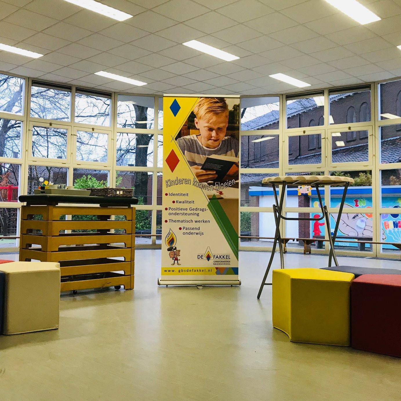 Banner met de slogan "Kinderen kunnen bloeien" in het interieur van Gereformeerde Basisschool De Fakkel in Almelo. Banner met de slogan "Kinderen kunnen bloeien" in het interieur van Gereformeerde Basisschool De Fakkel in Almelo.