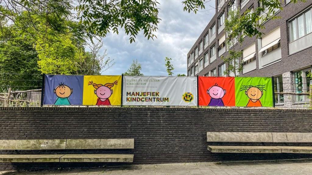Banner met vrolijke illustraties voor Kindcentrum Manjefiek in Maastricht. Banner met vrolijke illustraties voor Kindcentrum Manjefiek in Maastricht.