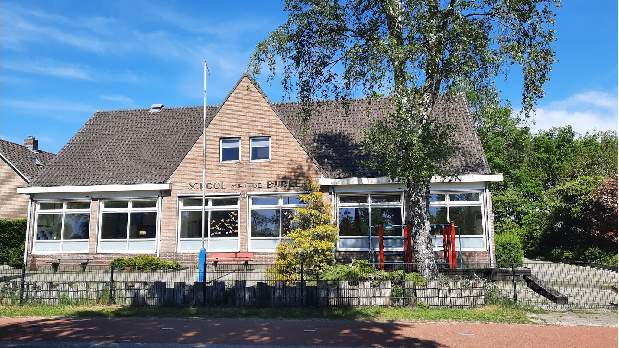 Basissch De Marliaantjes in Hellendoorn met een duidelijk zicht op de entree van de school. Basissch De Marliaantjes in Hellendoorn met een duidelijk zicht op de entree van de school.