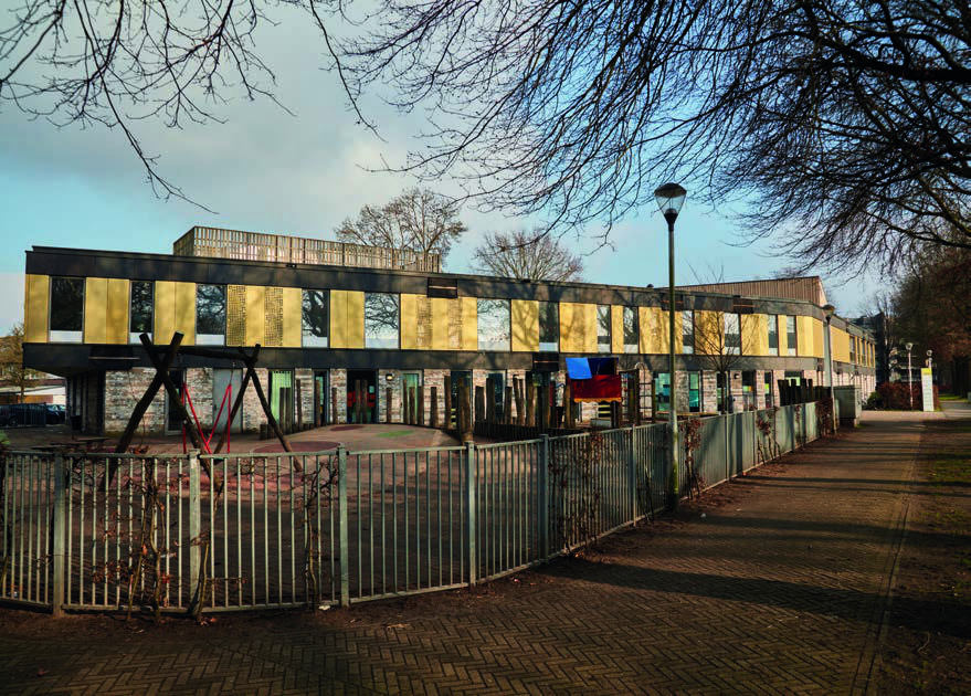 Basisschool Aboe El-Chayr in Tilburg met een uitzicht op het schoolplein en het gebouw. Basisschool Aboe El-Chayr in Tilburg met een uitzicht op het schoolplein en het gebouw.