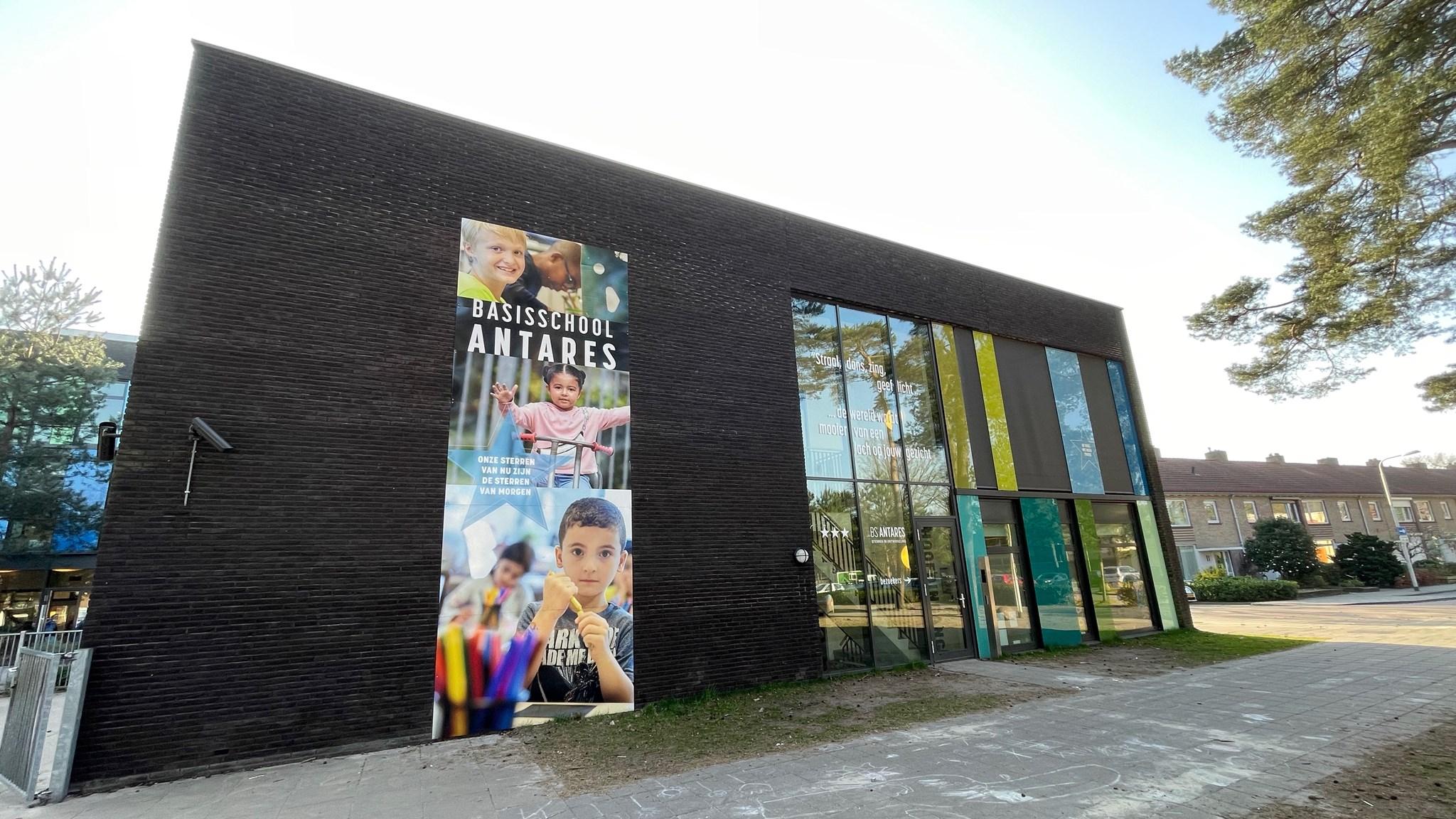 Basisschool Antares in Tilburg met kleurrijke buitenmuur en uitnodigende schoolomgeving. Basisschool Antares in Tilburg met kleurrijke buitenmuur en uitnodigende schoolomgeving.