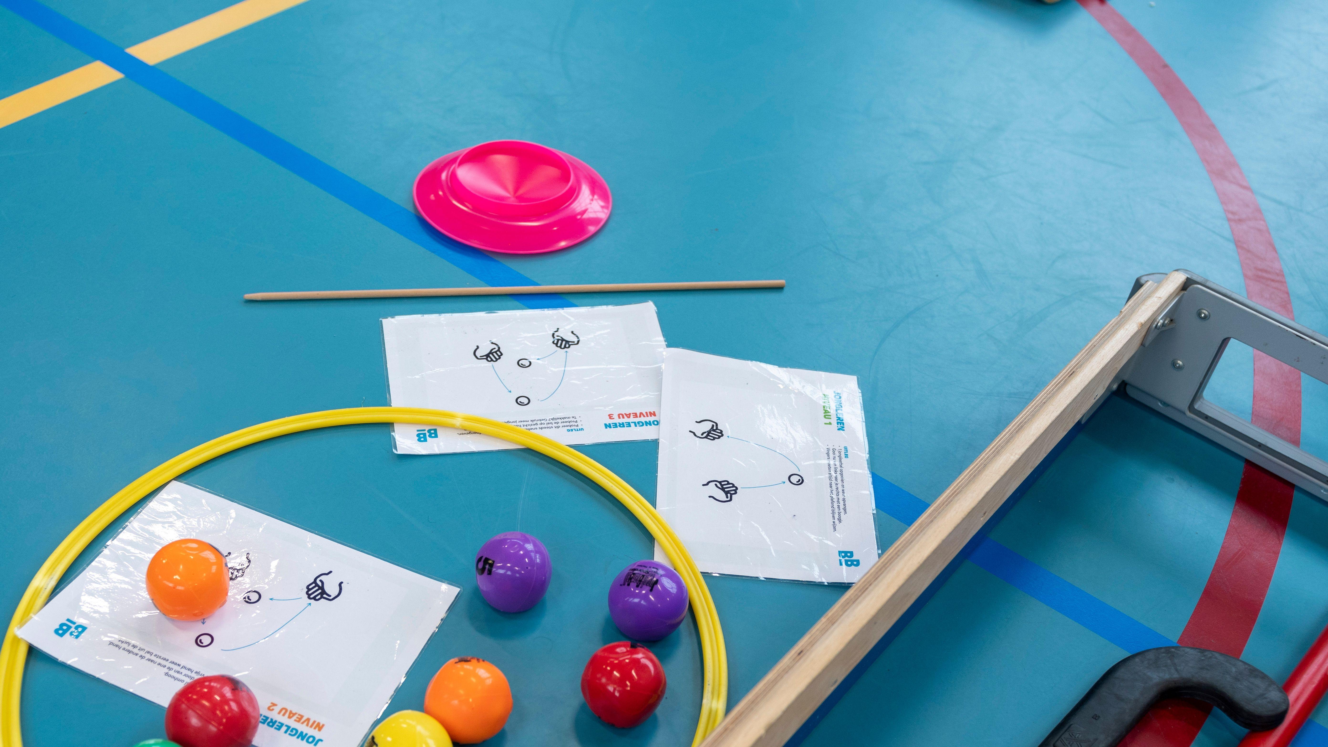 Basisschool Armhoefse Akker in Tilburg biedt verschillende speelmaterialen en instructies voor buitenactiviteiten op het schoolplein. Basisschool Armhoefse Akker in Tilburg biedt verschillende speelmaterialen en instructies voor buitenactiviteiten op het schoolplein.