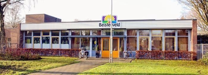 Basisschool Beisterveld in Bergeijk, met een kleurrijke gevel en fietsen voor de ingang. Basisschool Beisterveld in Bergeijk, met een kleurrijke gevel en fietsen voor de ingang.