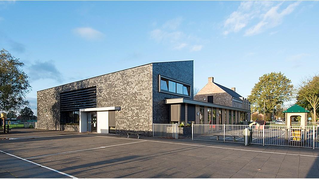 Basisschool Bernardus in Ulicoten met een modern schoolgebouw en een schoolplein. Basisschool Bernardus in Ulicoten met een modern schoolgebouw en een schoolplein.