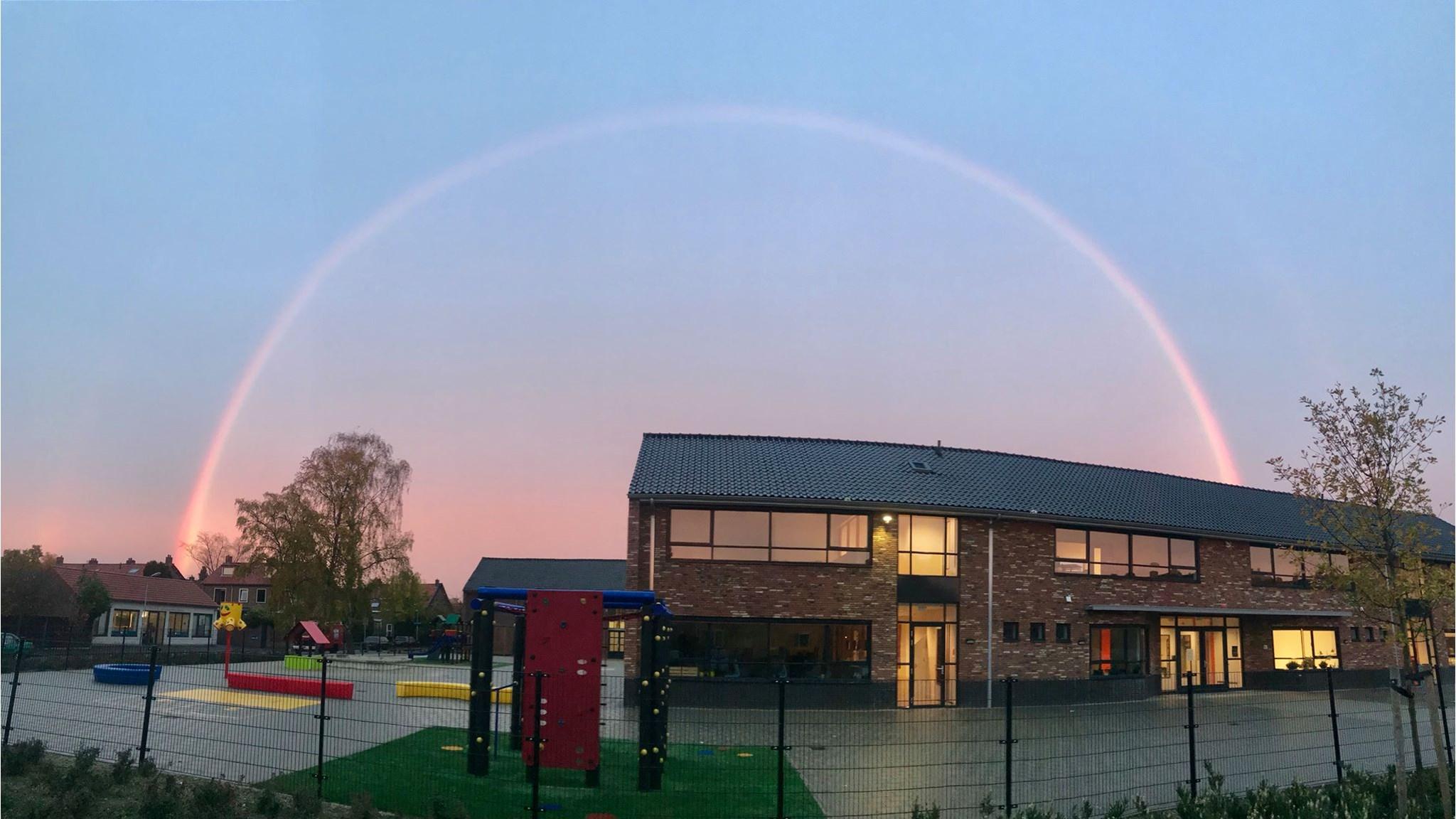 Basisschool Bilal in Amersfoort met een regenboog boven het schoolplein. Basisschool Bilal in Amersfoort met een regenboog boven het schoolplein.