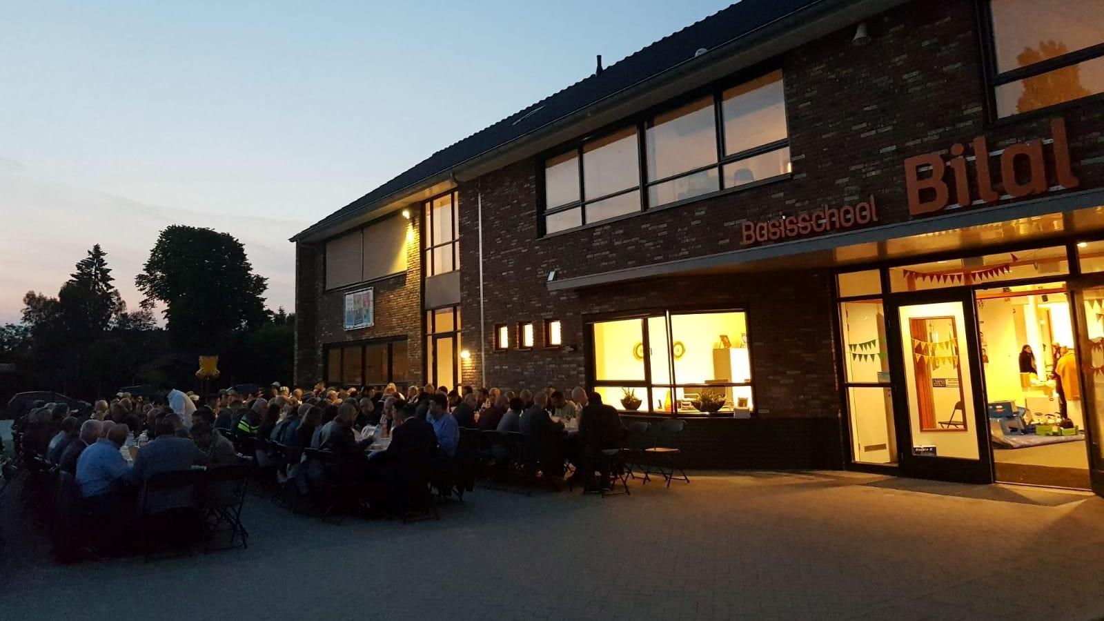 Basisschool Bilal in Amersfoort organiseert een evenement met een grote opkomst op het schoolplein in de avond. Basisschool Bilal in Amersfoort organiseert een evenement met een grote opkomst op het schoolplein in de avond.