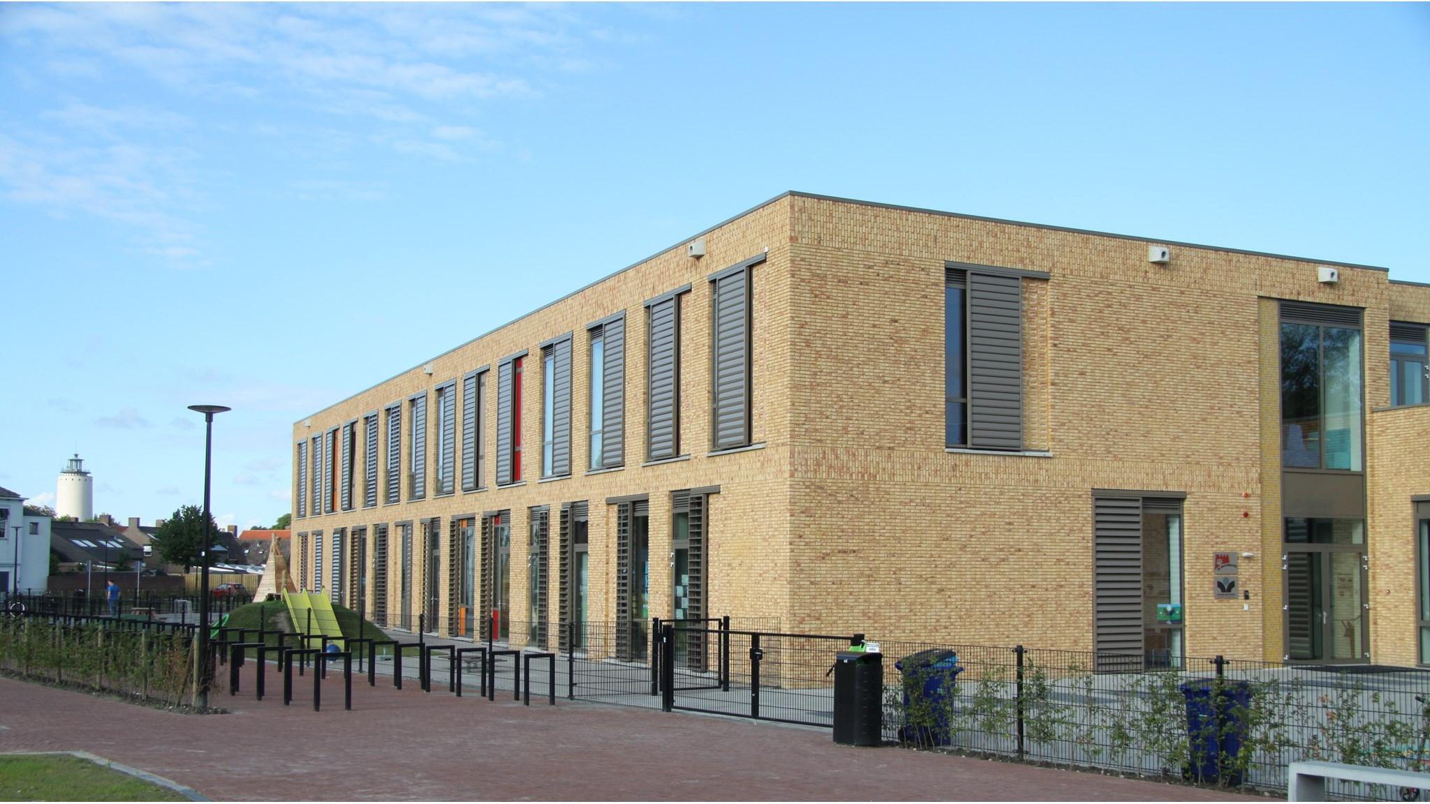 Basisschool de Berenburcht in Oostburg met zicht op het moderne schoolgebouw en het schoolplein. Basisschool de Berenburcht in Oostburg met zicht op het moderne schoolgebouw en het schoolplein.