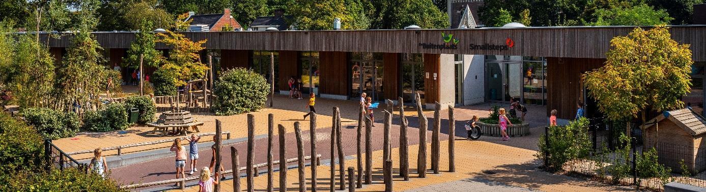 Basisschool De Buitenplaats in Warmond met een sfeervol schoolplein vol spelende kinderen. Basisschool De Buitenplaats in Warmond met een sfeervol schoolplein vol spelende kinderen.